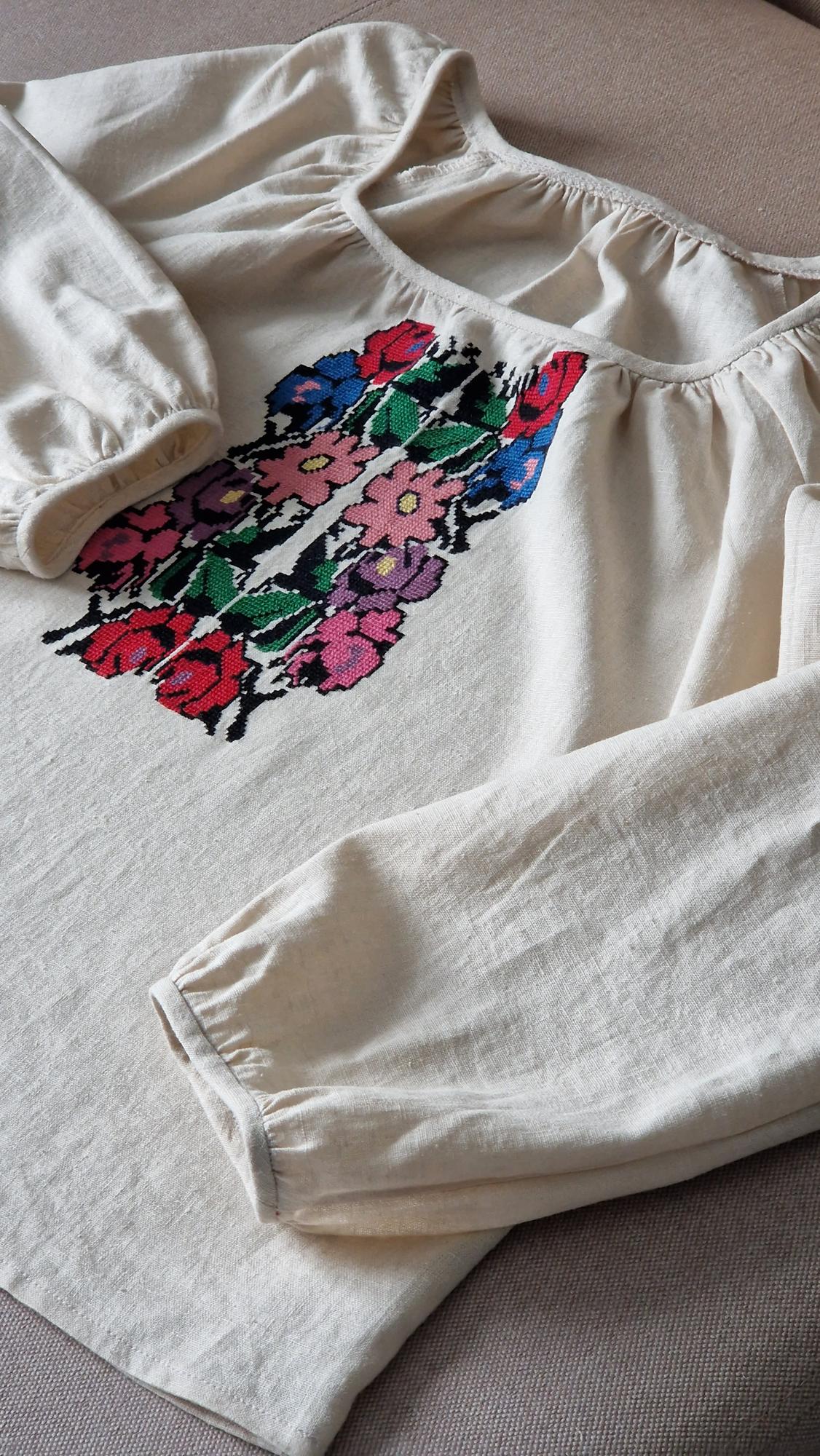 duża kompozycja haftów na lnianej tkaninie